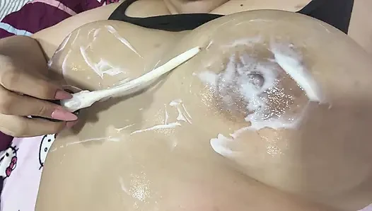 Ibu memijat payudaranya yang besar dengan krim yang sangat lezat