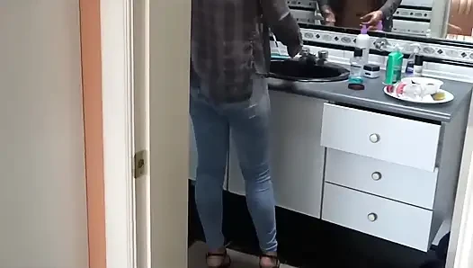 Ich bekomme große cumshots in meine behaarte muschi und in meinen arsch mit meiner jeans an