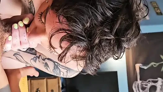 Cowok bertato dengan kontol besar dientot habis-habisan sama kontol besar pria kulit hitam sampai dicrot di dalam