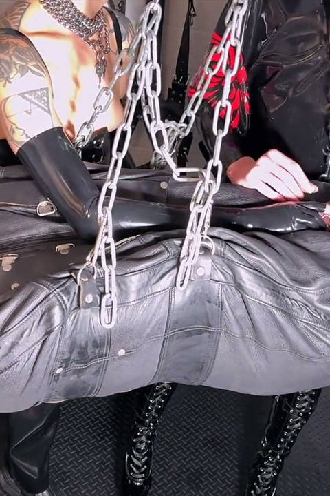 매달린 거부: 두 명의 라텍스 돔에게 약해진 채로 매달리다