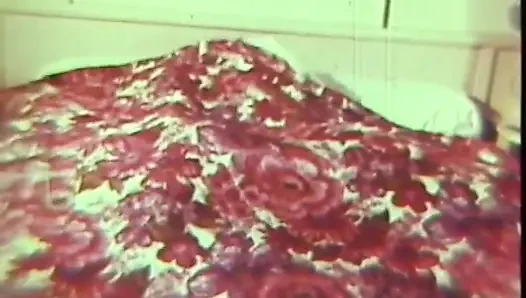 Büyük bir yarak için edepsiz klasik üçlü seks