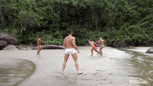 Fußball mit nackten Muskeln