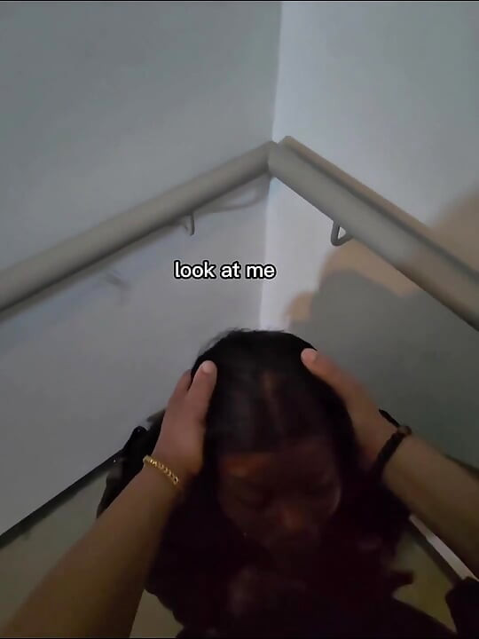 Verlegen Meisje Wordt Overtuigd in De Lift Om Het Sperma Van Een Vreemde Te Slikken
