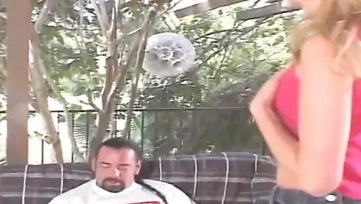 Sarışın bebeğin amcığı yoğun açık havada sikişte yutuyor ve damlıyor