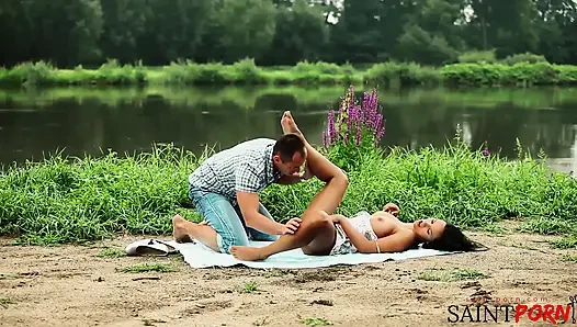 Erkek ve kadın en yakın arkadaşlar nehir kenarında birbirlerinin vücutlarında konfor buluyor