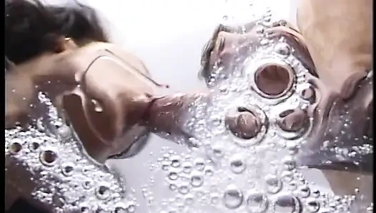 Büyük memeli koyu saçlı sürtük amını iyice sıkıştırdıktan sonra döl yarak kuyruğu içiyor