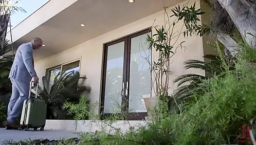 Üvey anne ve genç sürtük anal boyun eğmede eğitimli