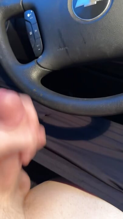 Onanerer i offentlig parkeringsplass