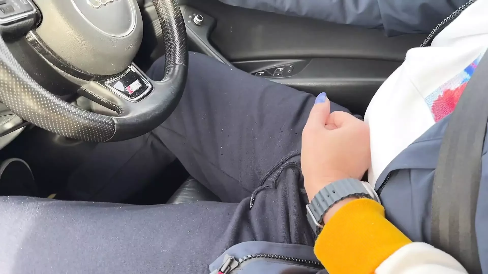 Fahrerschwanz während der fahrt berührt