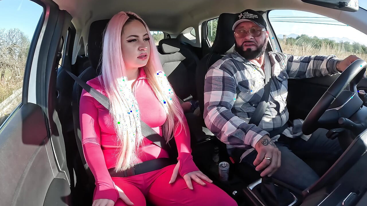 בייב סקסית אוהבת זיון אנאלי קשה על החוף