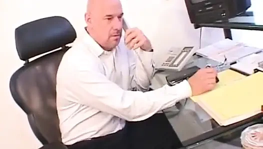 Esmer hatun buharlı ofiste parmaklama ve sikiş seansı