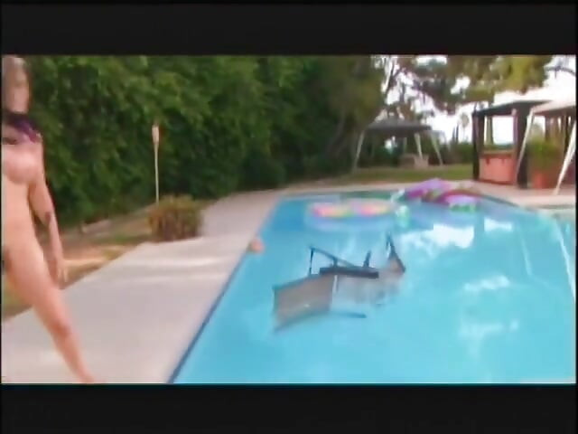Baldwin, cu părul lung, forează o gagică țâțoasă la piscină