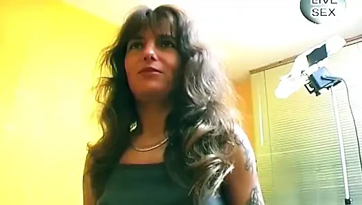 Brunette meluncur dildo biru besar jauh di dalam