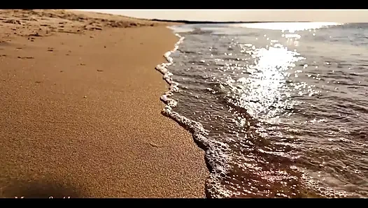 Kamu mau liat toketku yang menetes dari air laut?