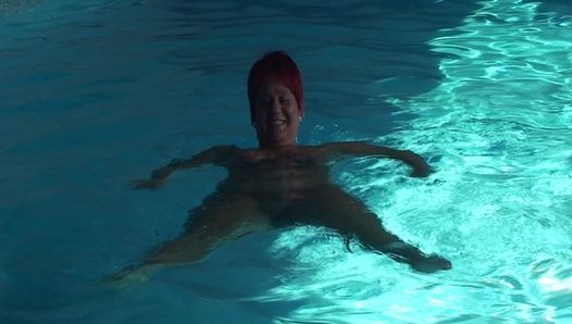 Annadevot-プールで裸で泳ぐ