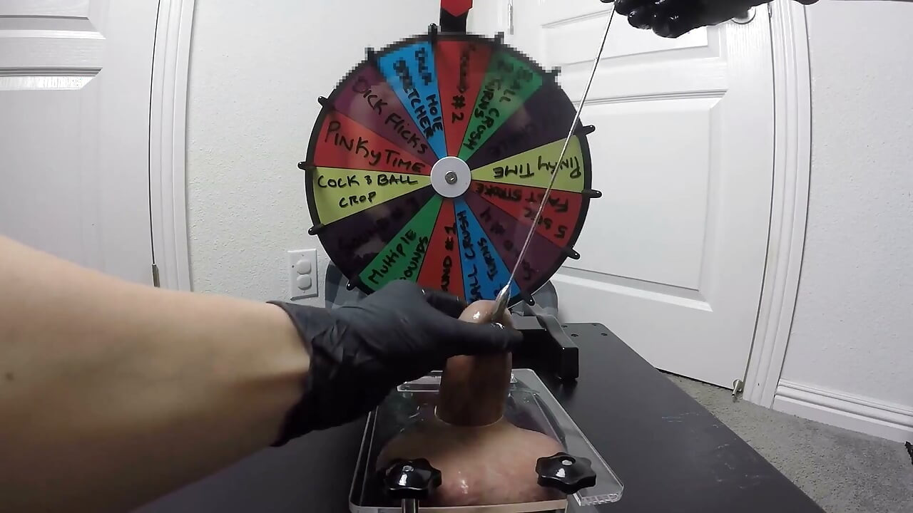 Mi madrastra juega la ruleta con mi polla y exprime todos los jugos