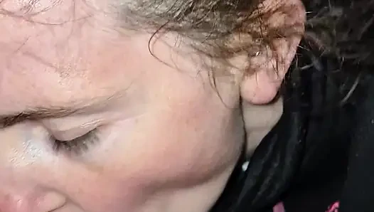 Gece geç saatlerde plajda yürüyüşte üvey babamın arkadaşını siktim