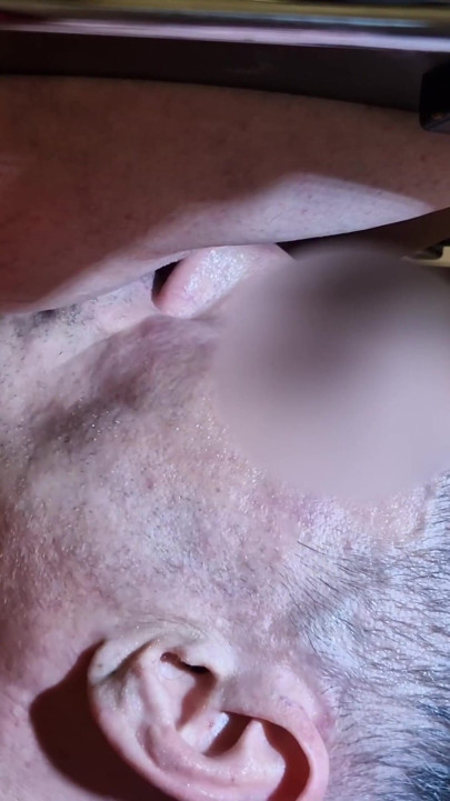 Dominatoare feminină se pișă în gură și curățarea pizdei | Clipul 1