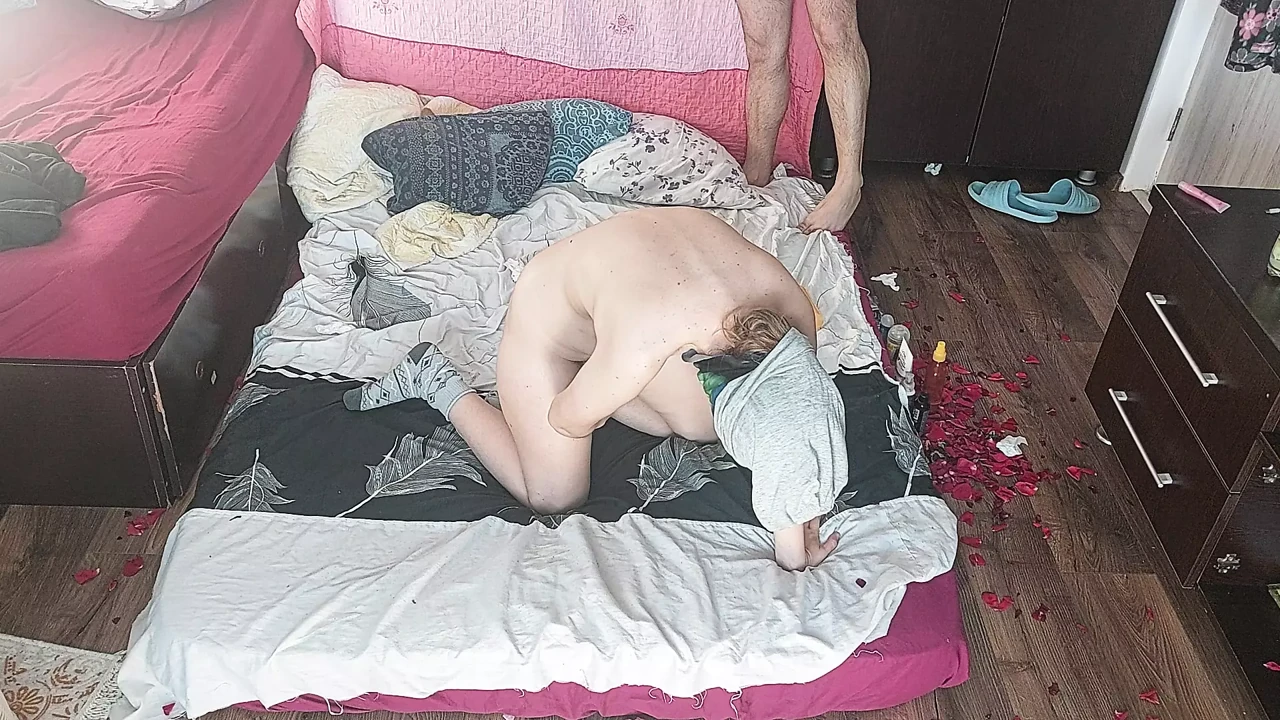 My amateur wife gives me a handjob until I cum. Lick the wife's juicy pussy until orgasm. Hot sex amateur couple.