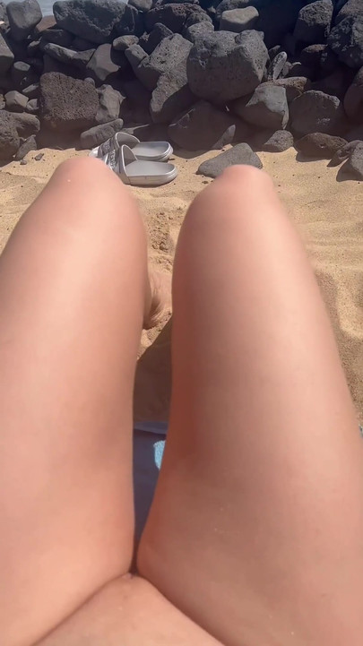 Külotsuz kız amını ve göğüslerini teşhir ediyor derleme