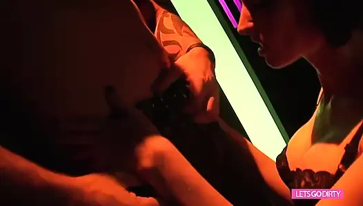 Yüksek topuklu çizmeli dövmeli bebek sikişiyor