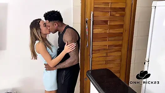 Zayıf genç kızın poposunu kırdım