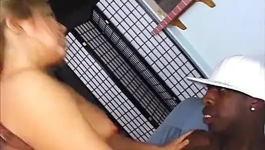 Cewek semok asia ini lagi asik ngentot kontol raksasa pria kulit hitam sampai dicrot sperma hangat