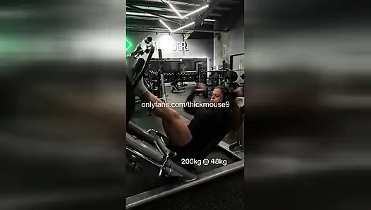 Tiktok live gym gangbang: 5 orang asing membuahi memek 18 tahun