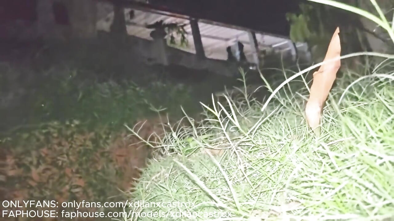 Heteroseksüel adam terk edilmiş bir evde ikiz bir yarağı prezervatifsiz sikiyor ve sikiyor