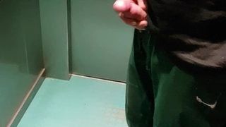 Auf Arbeit im Fahrstuhl gewichst