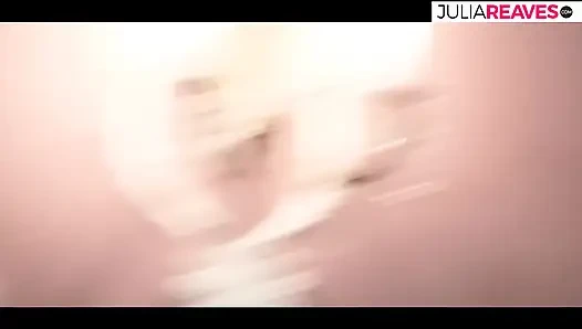 Горячие лесбиянки лижут киски друг другу, затем трахаются с длинным дилдо