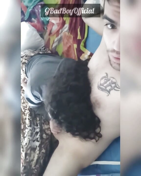 तो त्याला चोखतो आणि मग त्याच्या गांडीत घालतो - Anal Sex