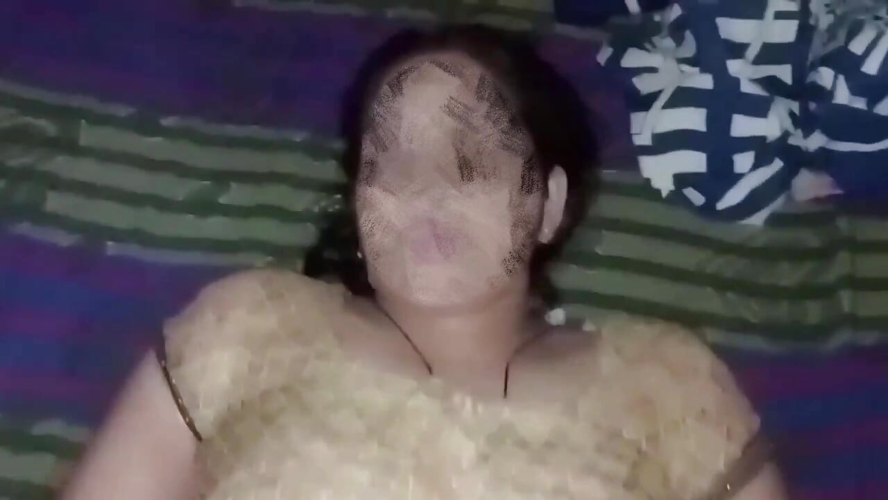 Indyjska desi dziewczyna została zerżnięta przez swojego chłopaka, gdy była sama w jej sypialni