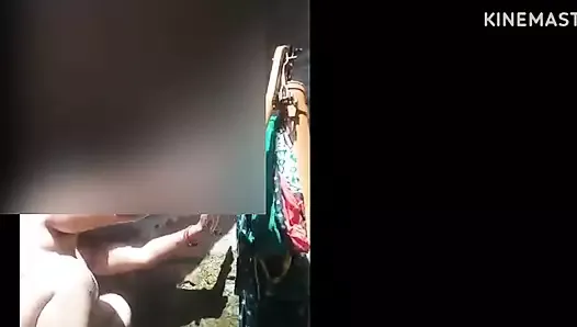 Desi bhabhi ji bañándose en casa, video de tetas calientes desnudas, gran culo