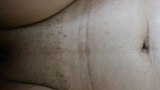 Une bhabhi sexy se fait baiser à Noida dans l'appartement de son amie et gémit