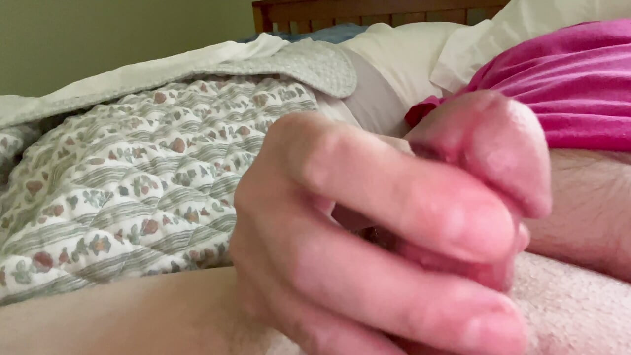 Deitada na cama brincando com meu pau
