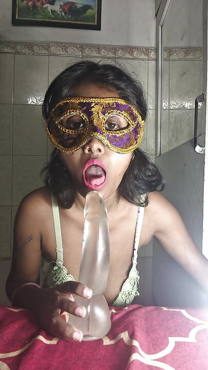 India esposa jugando con consolador