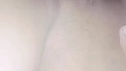 Üvey kız kardeşimin odasında otururken çığlık atıyordum