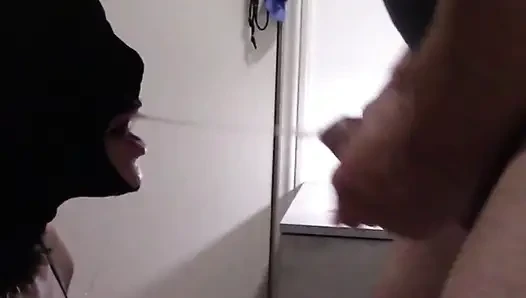 MILF ağız, halka gag ve devasa bir boğaz boşaltısıyla sikişme