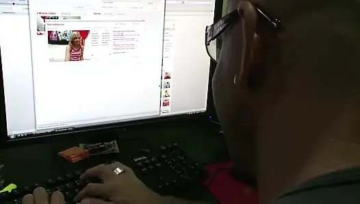 Yüksek topuklu sarışın piliç kaslı adamın yarağını tatmin ediyor