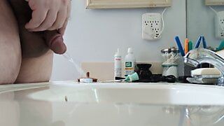 yavru pissing içinde banyo lavabo