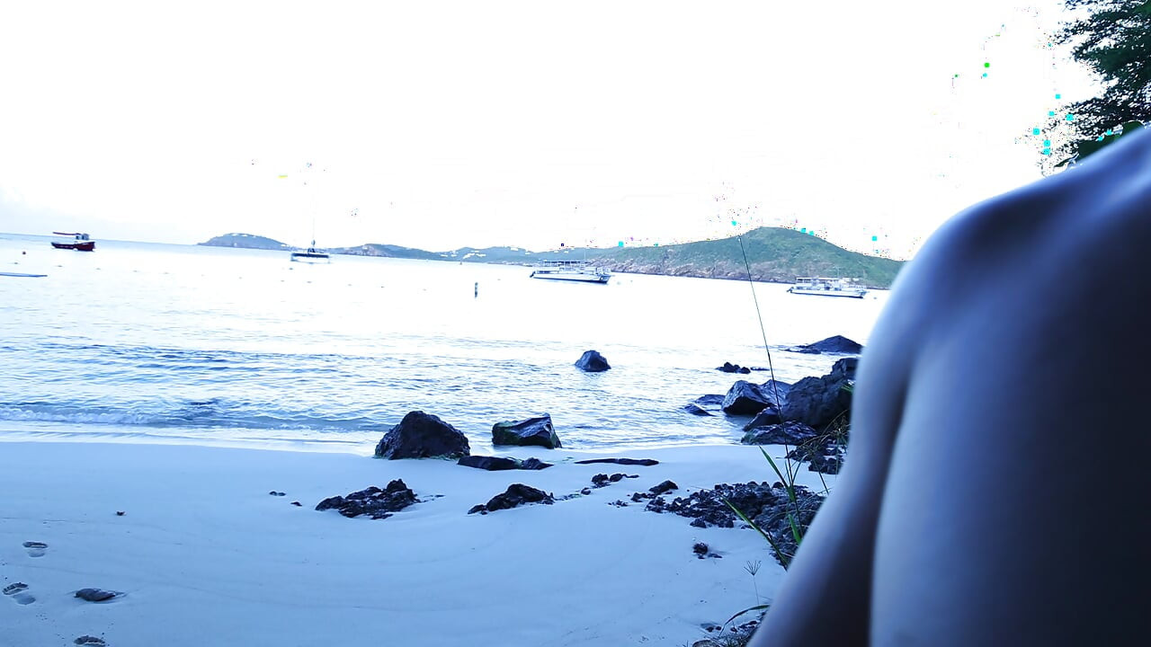 Morgen wellen und muskeln sehnen sich: striptease am meer