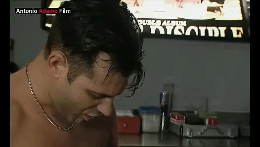 Schöner blowjob in der Öffentlichkeit.