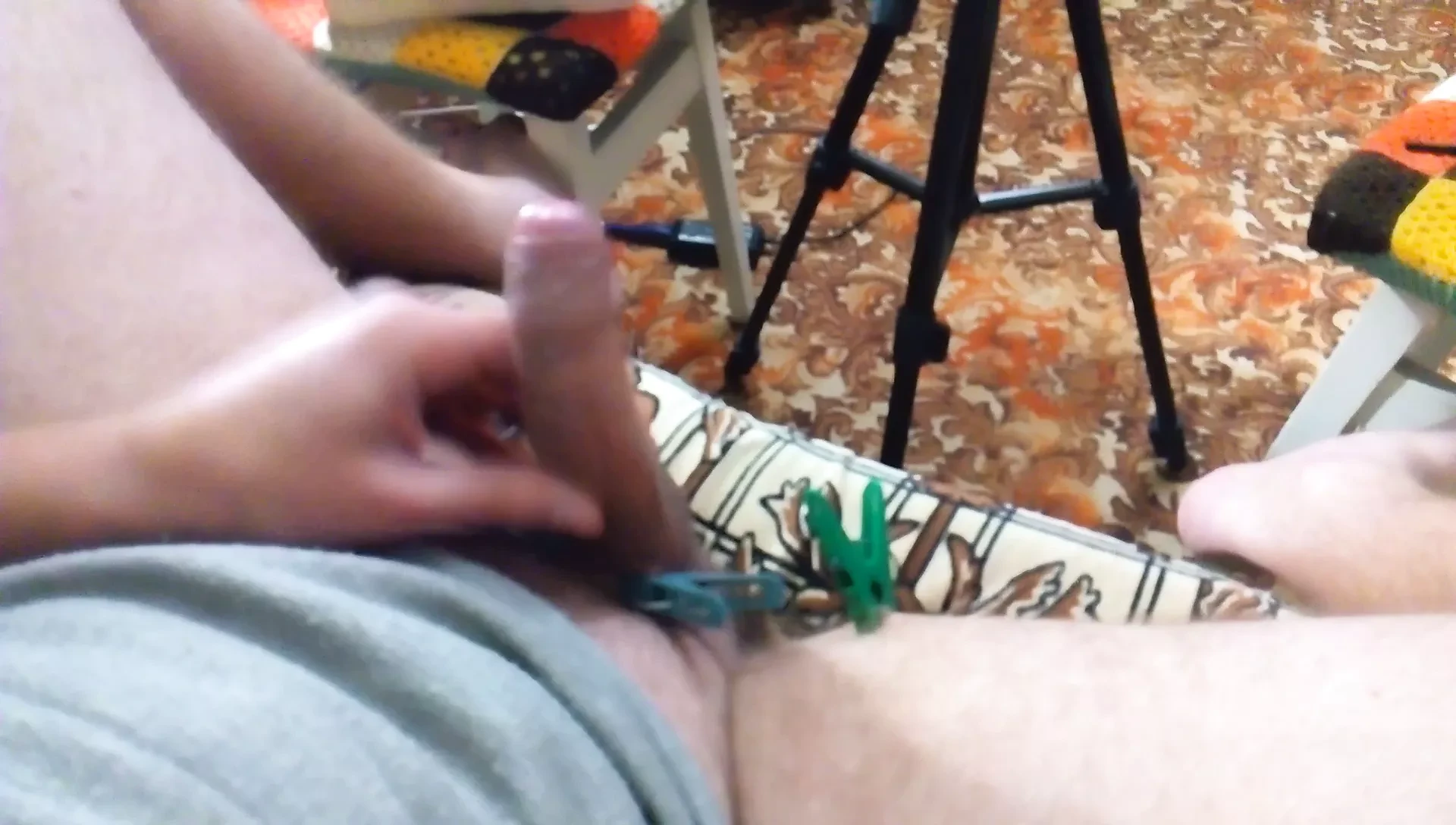 Duro solo polla masturbación con la mano en cámara en estilo bdsm con corrida y jugos de polla