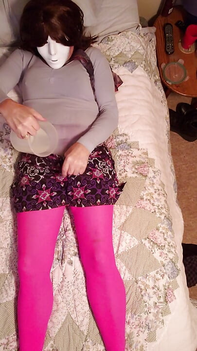 Gay Crossdresser mengusik dalam minyak, pantyhose, leotard dan skirt. Saya berminyak sehingga melancap, bunyi zakar dan pancutan mani.