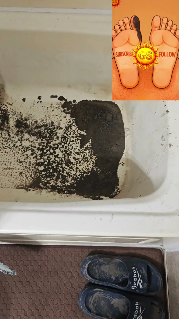 Çamur ve banyo ev işlerini çıplak temizliyor