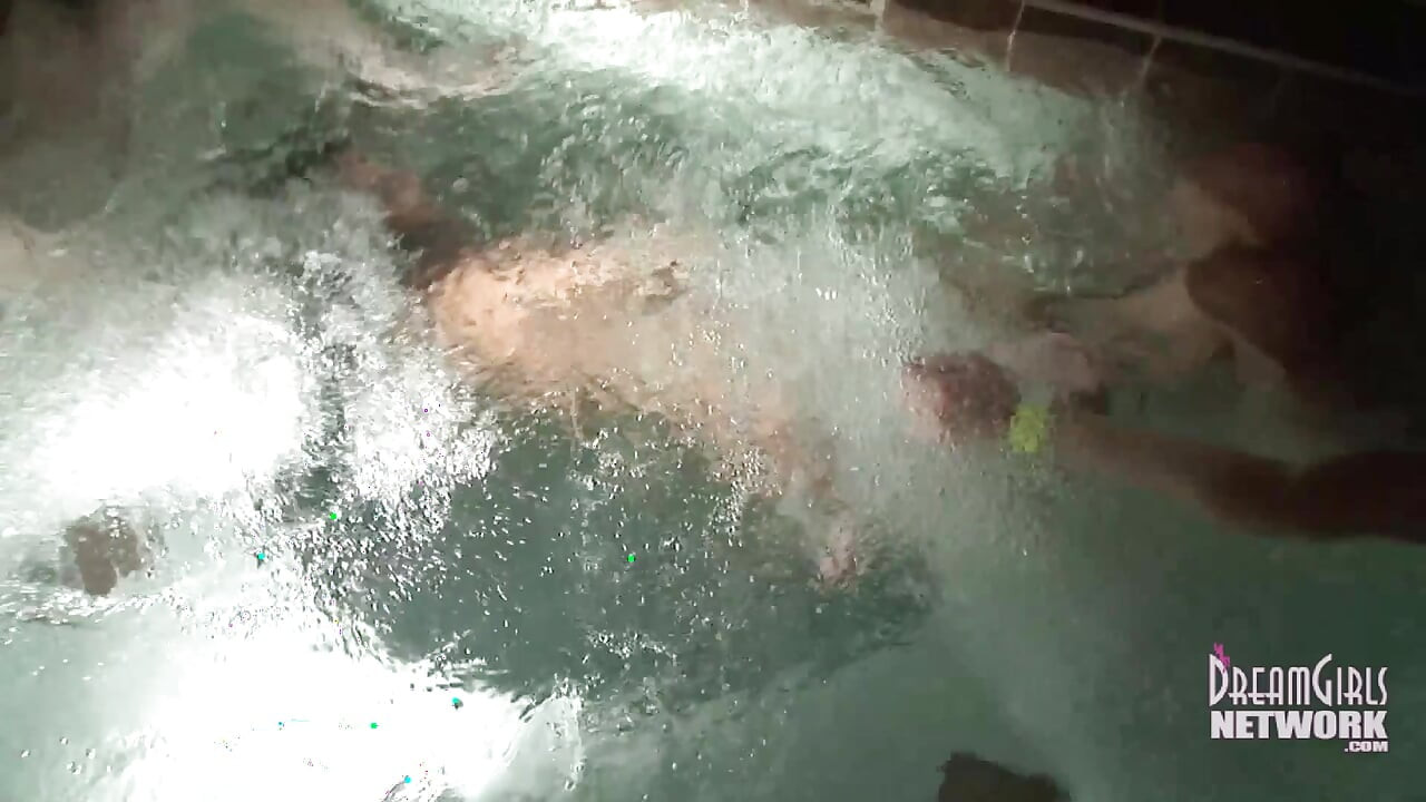 Tres chicas desnudas en jacuzzi después de la fiesta