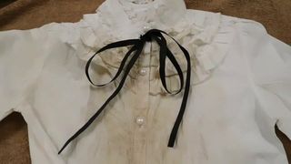 Bonita blusa blanca sucia con manchas de esperma