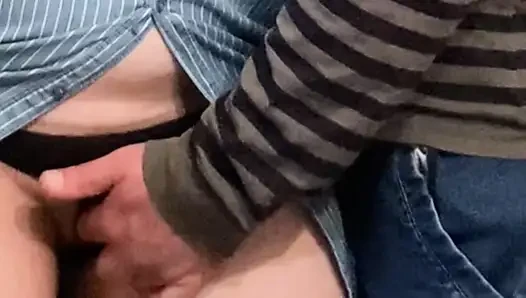 Cowok mesum ini fingering memekku pakai jari di balik gaunku