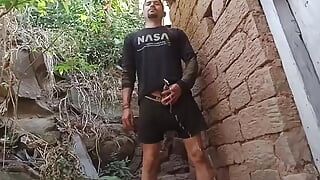 NASA-wetenschapper pist buiten het Britse oude huis